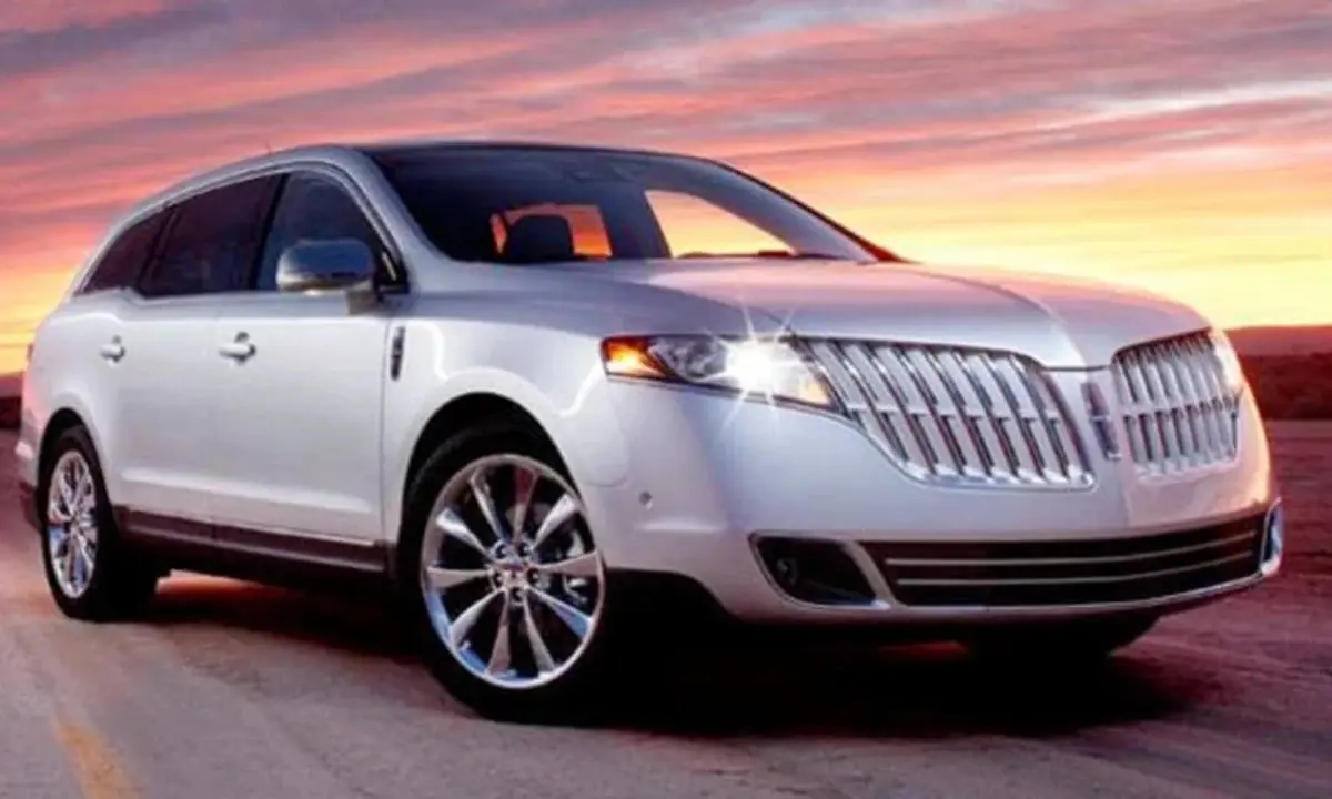 Lincoln MKT Town Car in Silver color in front o a sunset by Metrowest Limousine Massachusetts